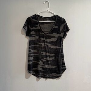 Lucky Brand Black Gray Camo V Neck Tee Small Super Soft